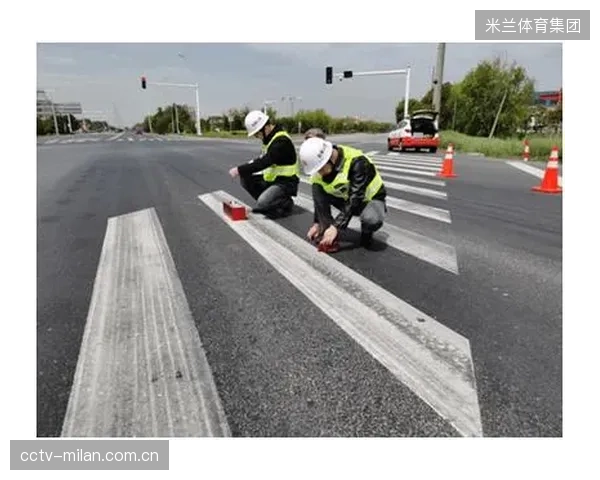 标线厚度从1.5mm增至2.0mm，不仅仅是更耐用，更是为了优化雨水在标线边缘的流体力学表现
